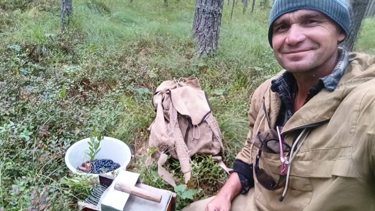 Лесная  ягоды собирать . брусника и голубика . а я хотел брусника но немного рано