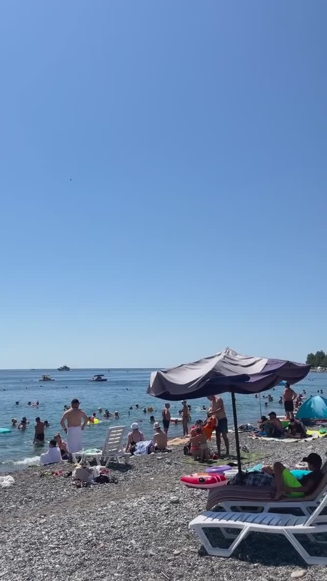 Абхазия, обстановка на пляже в Пицунде сегодня (17 августа, ЛЕТО-2025) смотреть онлайн