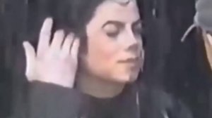 гримёр поправляет мейк Майклу Джексону во время съёмок клипа.mp4