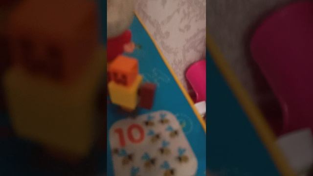 оса и велоцираптор у бубы дома делают бардак