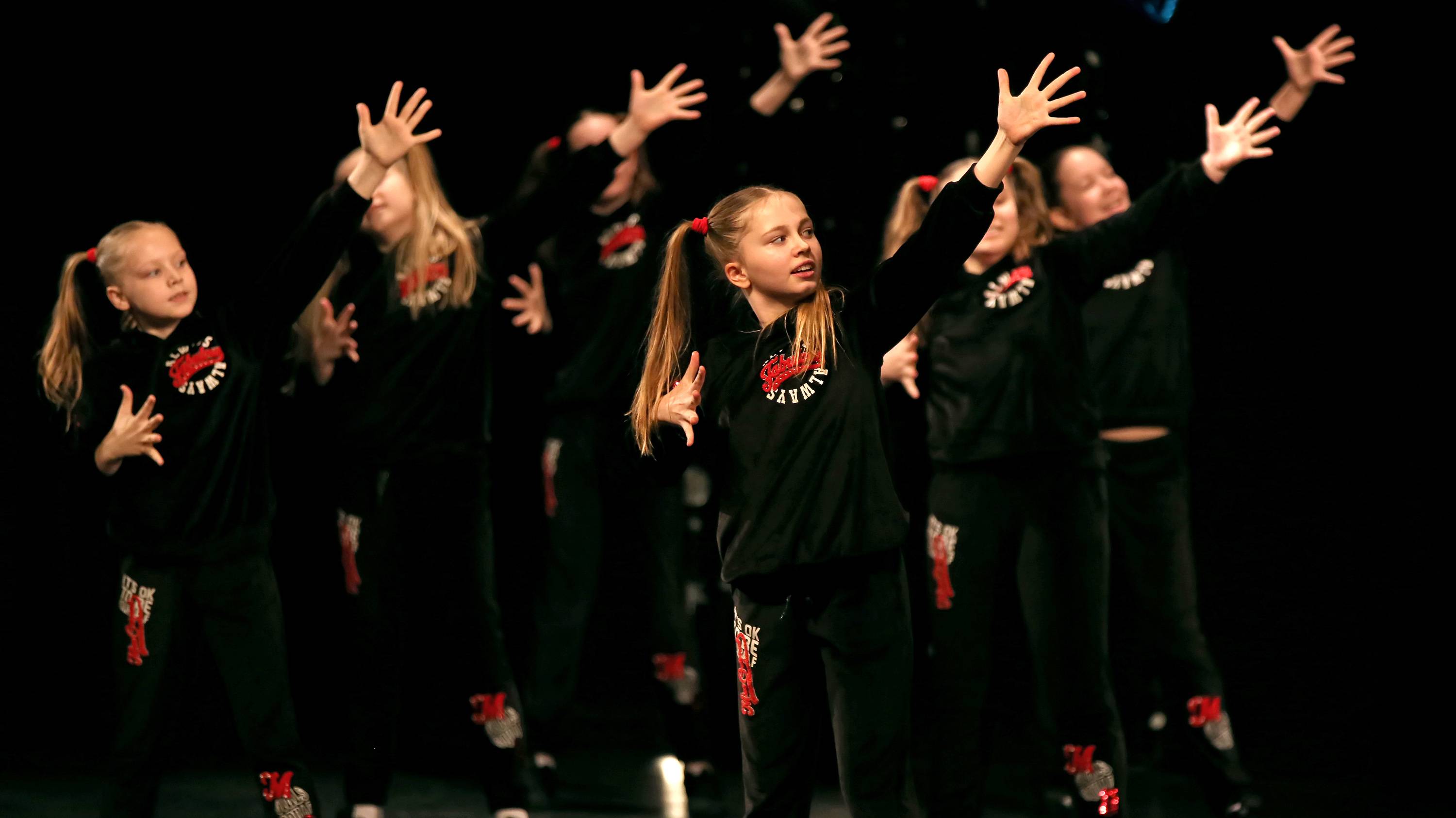 «ТАНЦУЙ С НАМИ», Ансамбль "Школьные годы". "DANCE WITH US", Ensemble "School Years". смотреть онлайн