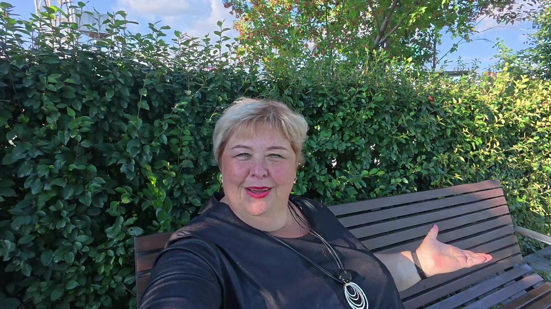 Выбираю себе украшение. Парни с новыми прическами . Гуляем в красивом парке. смотреть онлайн