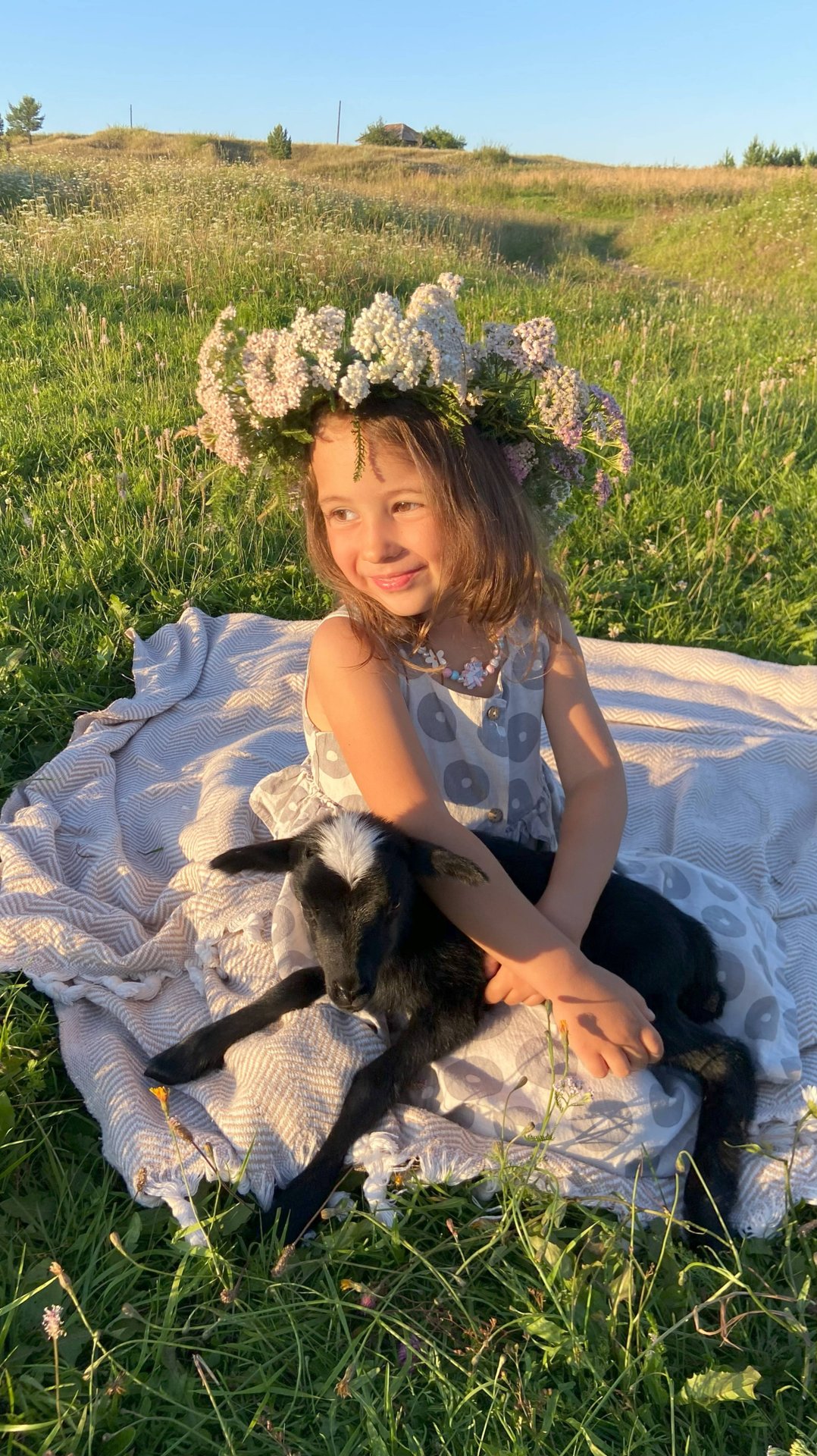 Туристы воспитывают ягненка Гаврюшу