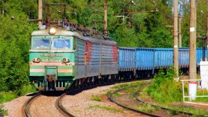 ВЛ11 - 684А/702 с грузовым поездом проследует платформу Депо.