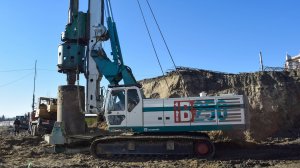 Буровая установка Casagrande B250. Установка и забивка обсадной трубы.