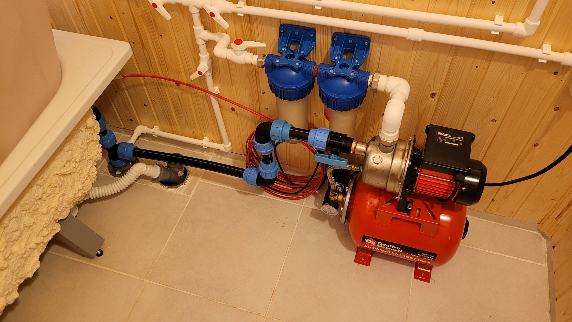 Водопровод из колодца при помощи насосной станции. Каркасная баня.