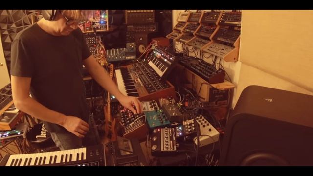 Under A Million Suns 1h：30m (Carbon Based Lifeforms Meets Vangelis & Djrum) - Caught In Joy Liveset