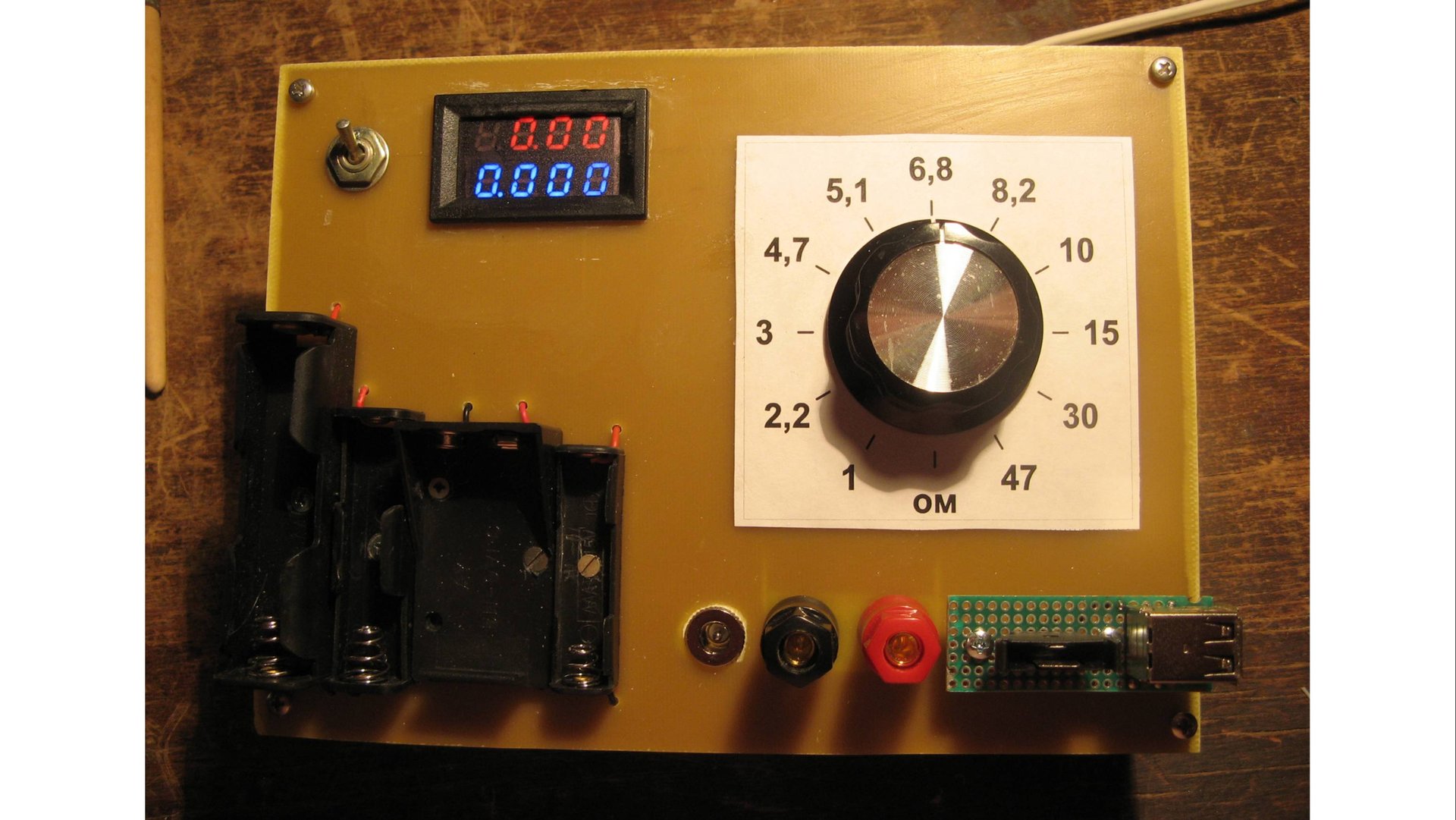 Тестер для проверки батарей, аккумуляторов и блоков питания