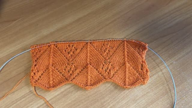 Интересный ажурный узор спицами и с каймой по низу для вас смотреть онлайн