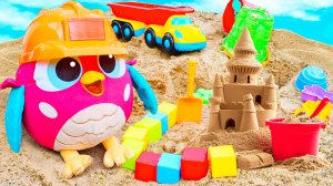 Розовый Совенок играет в стройку!  Игры в песочнице