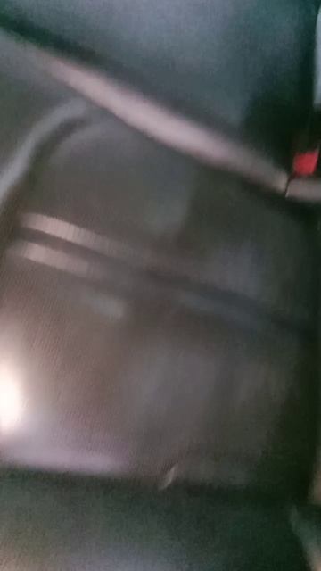 как снять нижнюю часть заднего дивана на Киа Оптима.