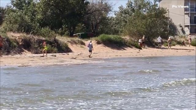 КРЫМ Керчь село Курортное сегодня 18 августа 2025. Море и погода в Крыму сейчас. Обстановка на пляже смотреть онлайн