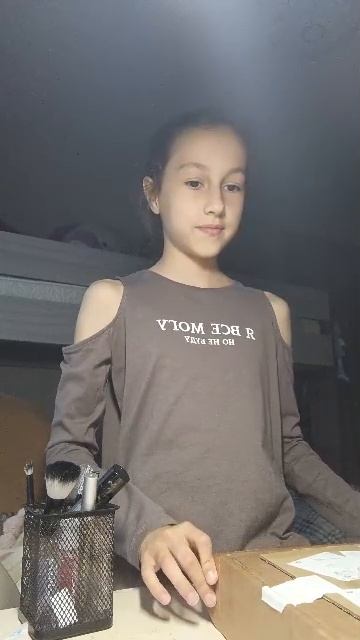 делаю Сандре ужин и разбираю. канцелярию.