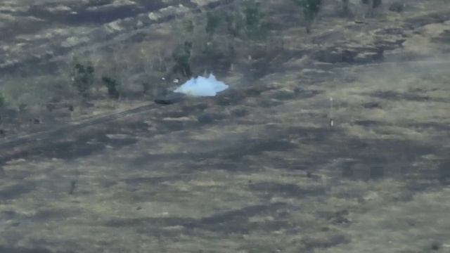 Трофейный американский БТР М113 с флагами России и США штурмует Малую Токмачку. Видео RT смотреть онлайн