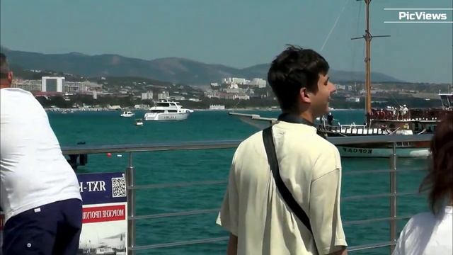 ГЕЛЕНДЖИК Центральный пляж сегодня 18 августа 2025. Море и погода в Геленджике сейчас. Обстановка смотреть онлайн