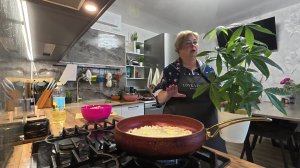 Сафар на даче а я занимаюсь по хозяйству. Готовлю блинчики, винегрет  а муж готовит плов.