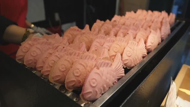 Топ-3 уникальных хлеба в форме рыбы на улицах холодной зимой смотреть онлайн