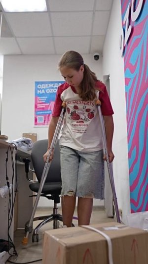 Хотели заставить девочку на костылях поднимать тяжесть #pov #story #povstory #sofyakhomova #актрисас