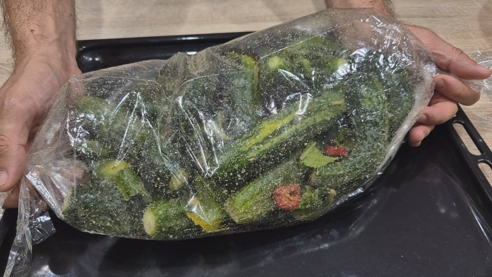 Такая закуска из огурцов заставит спросить: «Что ты в них добавил?» смотреть онлайн