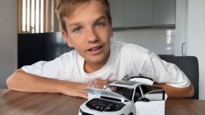 Марк распаковывает новую Honda Accord 1_18, изготовленную на заказ, и меняет масло в автомобиле