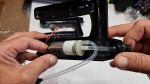 Аккумуляторный опрыскиватель - что находится под корпусом.