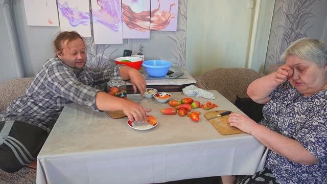 Мама тоскует по мужу день в Сибири Маринуем огурцы на зиму Вкусно кушаем и уборка в доме у кошек смотреть онлайн