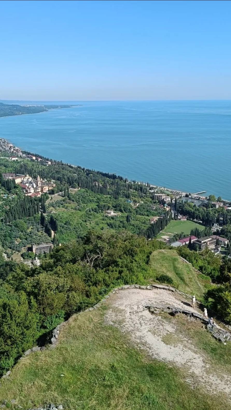 Абхазия, панорамный вид на Новый Афон с Иверской горы, на которой находится Анакопийская крепость смотреть онлайн