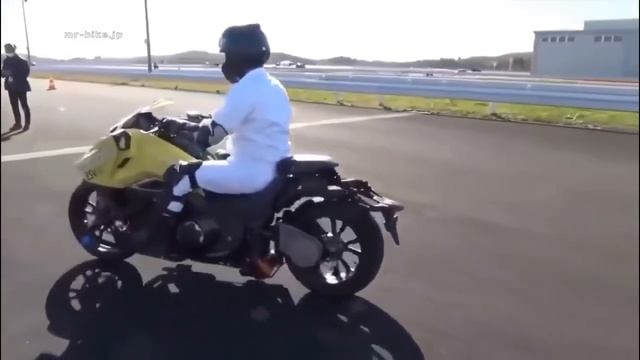 Honda создаёт мотоцикл, который невозможно перевернуть смотреть онлайн