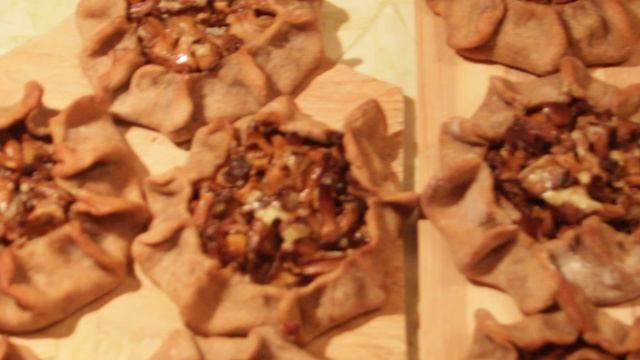 Ржаные калитки с лисичками.