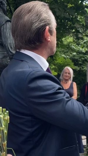 Марина Зудина и Владимир Машков в день рождения Олега Табакова на его могиле 17 августа 2025  ю