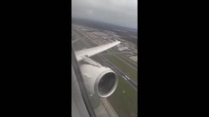 Залипательный взлет самолета. Вид из иллюминатора