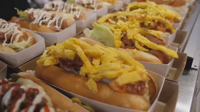 Пицца-хотдог в американском стиле, сырный хотдог, проданный по 2000 штук в день смотреть онлайн