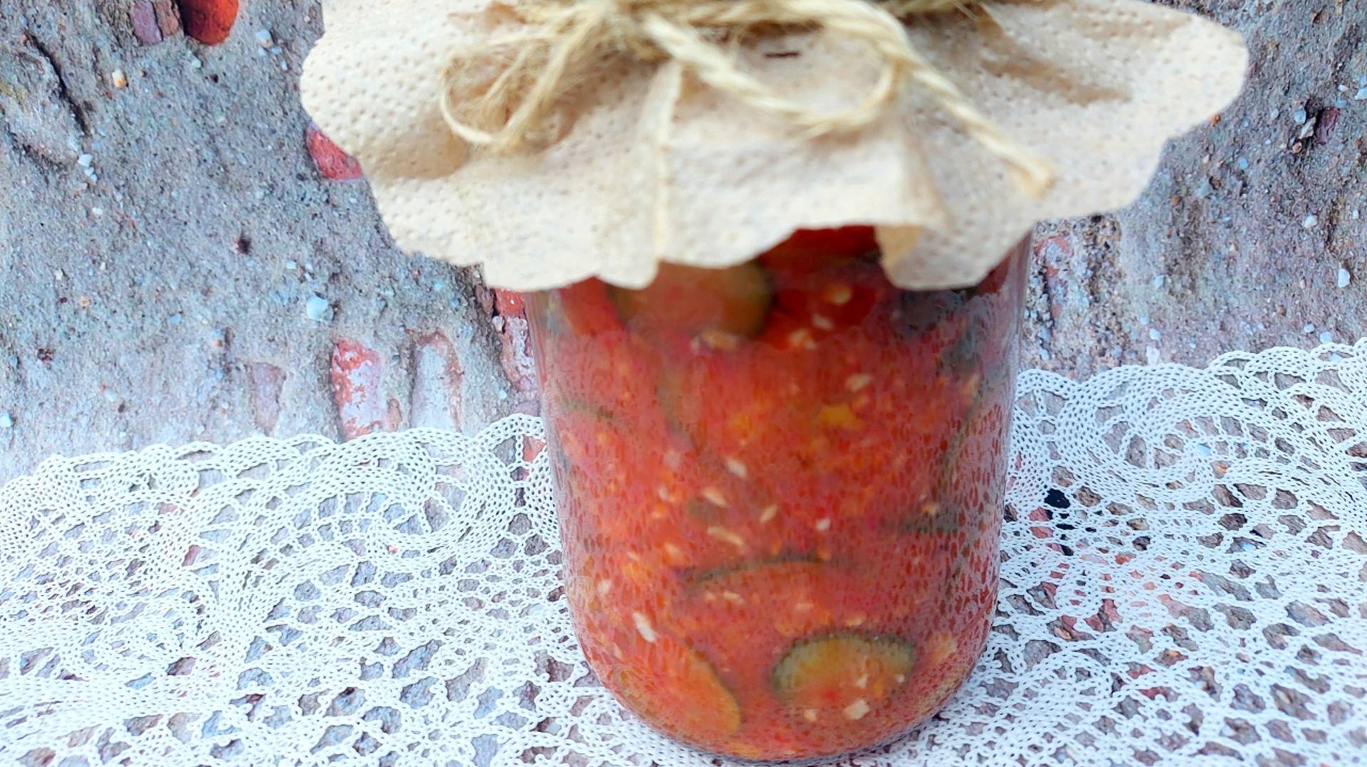 Огурцы в горлодёре. И пряные огурцы и великолепный томатно – перечный соус в одной банке.