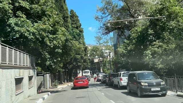 Ялта. От дома со львами до перекрестка с Гоголя, Красноармейская ул. 12.08.25. Крым. Crimea. Yalta. смотреть онлайн