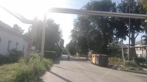 марка Демьян едет без рук на велосипеде