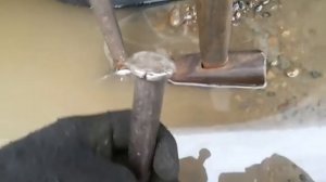 Как выкрутить болт с колеса если нет граней и болт не откручивается.