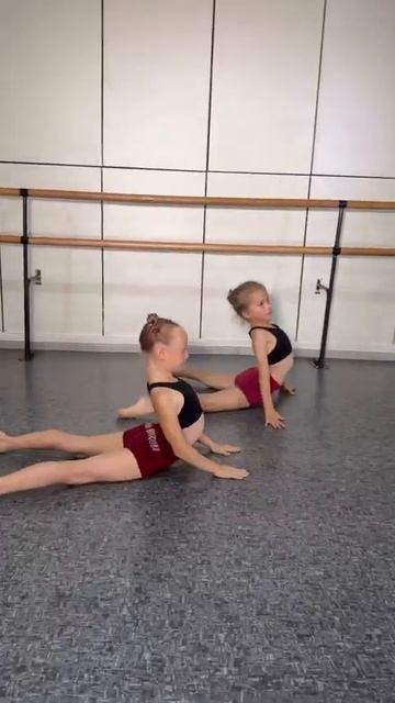 Перекат назад из положение стоя смотреть онлайн