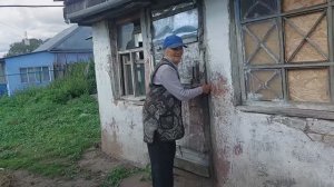 Тетя Валя кормит животных деда Матвея.