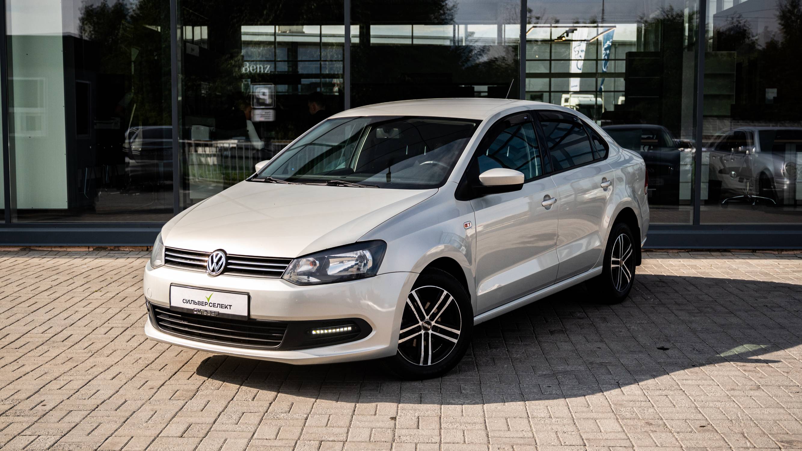 VOLKSWAGEN POLO СЕРЕБРИСТО-ЖЕЛТЫЙ смотреть онлайн