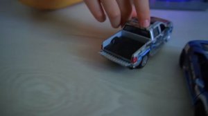 Полицейский Марк спасает машины из коробки