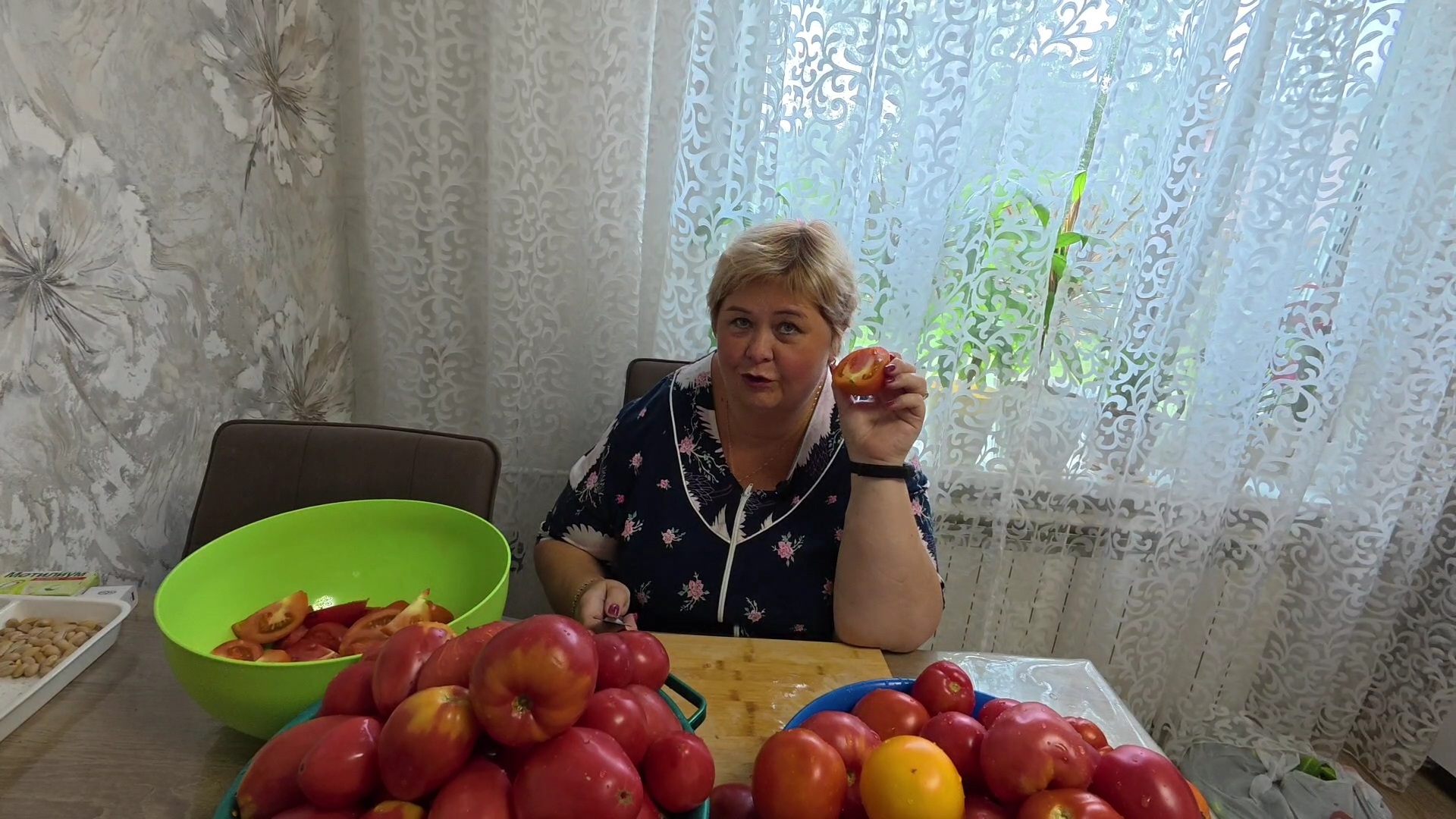 Вкусная заготовка на зиму из мясистых помидор огурчики в томатном соке. смотреть онлайн