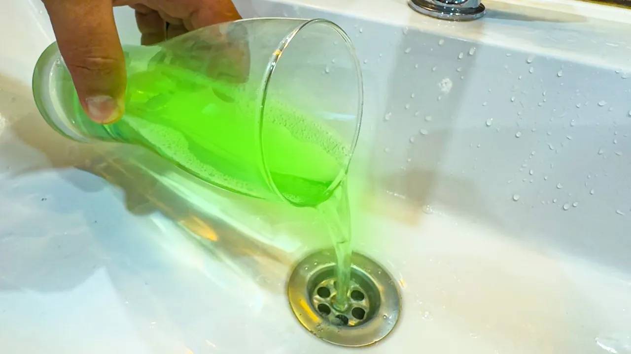 Сделай это и любой засор в канализации улетит в трубу! Это очищает канализацию лучше, чем Крот! смотреть онлайн