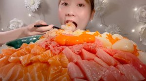 🔥🍲 Мукбанг и Mukbang с Морским Чудом: Сырые Креветки, Гребешки, Лосось, Тунец и Рис! 🐟🍚