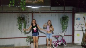 слева горы справа горы а вдали Кавказ там листочки зажигают свой народный час