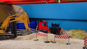 Грузовик в беде! Эвакуатор вытаскивает грузовик после обвала моста 🔧