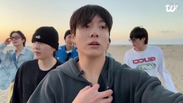 [Озвучка Кайла] Новая Трансляция BTS на пляже 17.08.2025 смотреть онлайн