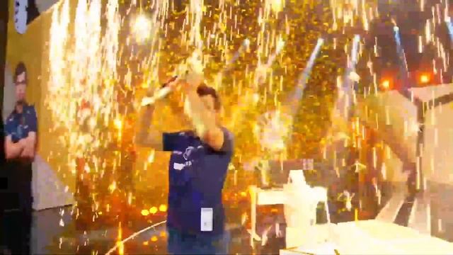 Магнус Карлсен поднимает кубок победителя чемпионата мира по шахматам Esports World Cup 2025 смотреть онлайн