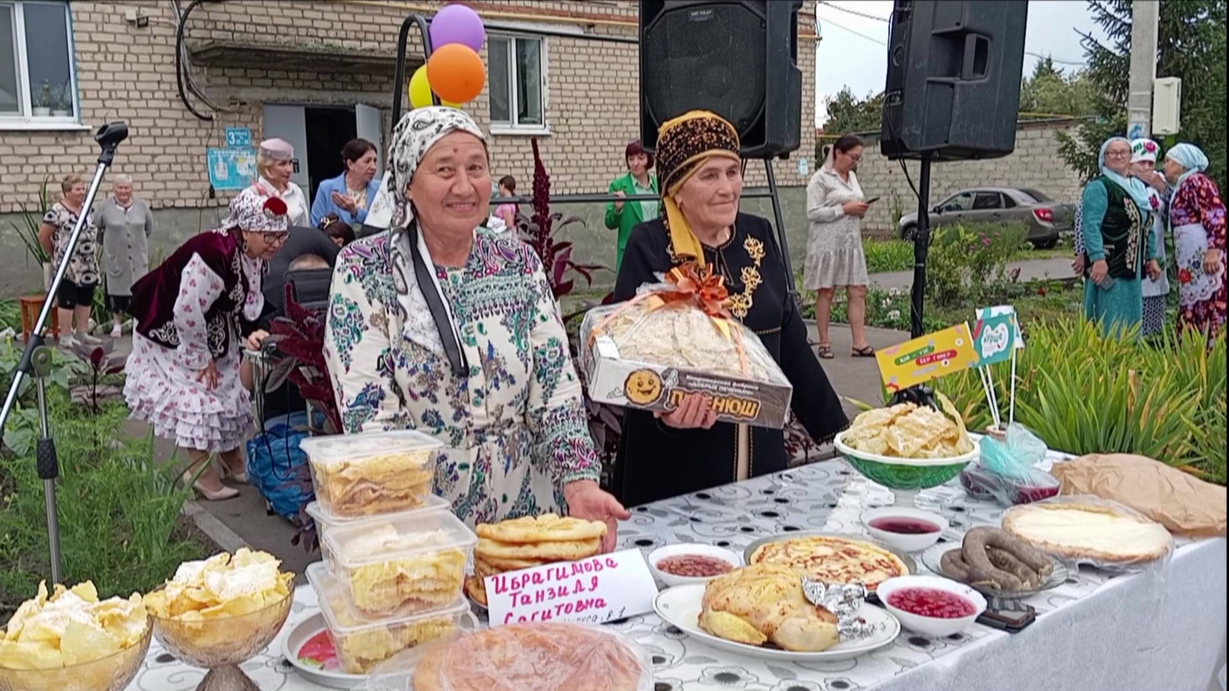 На гастрономической ярмарке «Татарские яства» угощали тутырмой, хворостом и кыстыбыем смотреть онлайн