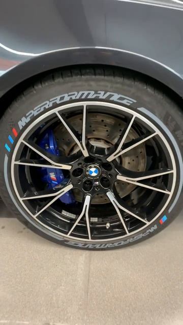 Установка стилизованных наклеек для резины колес