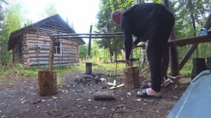 Остановились на ночлег в таёжной избе. В этой реке рыба сама запрыгивает в лодку. Рыбалка на севере.